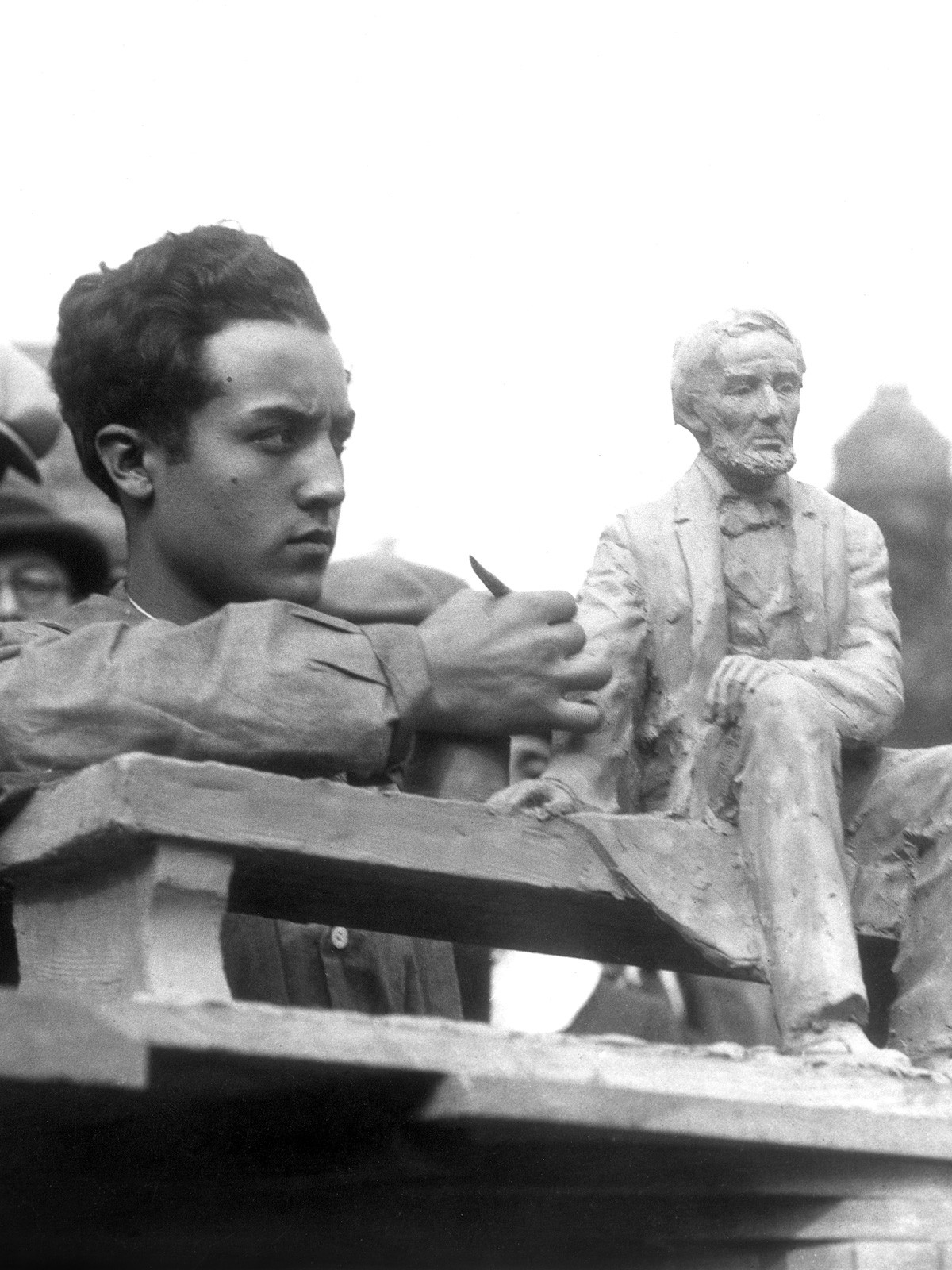 Um jovem Isamu Noguchi trabalhando no estudo de Abraham Lincoln, 1922.