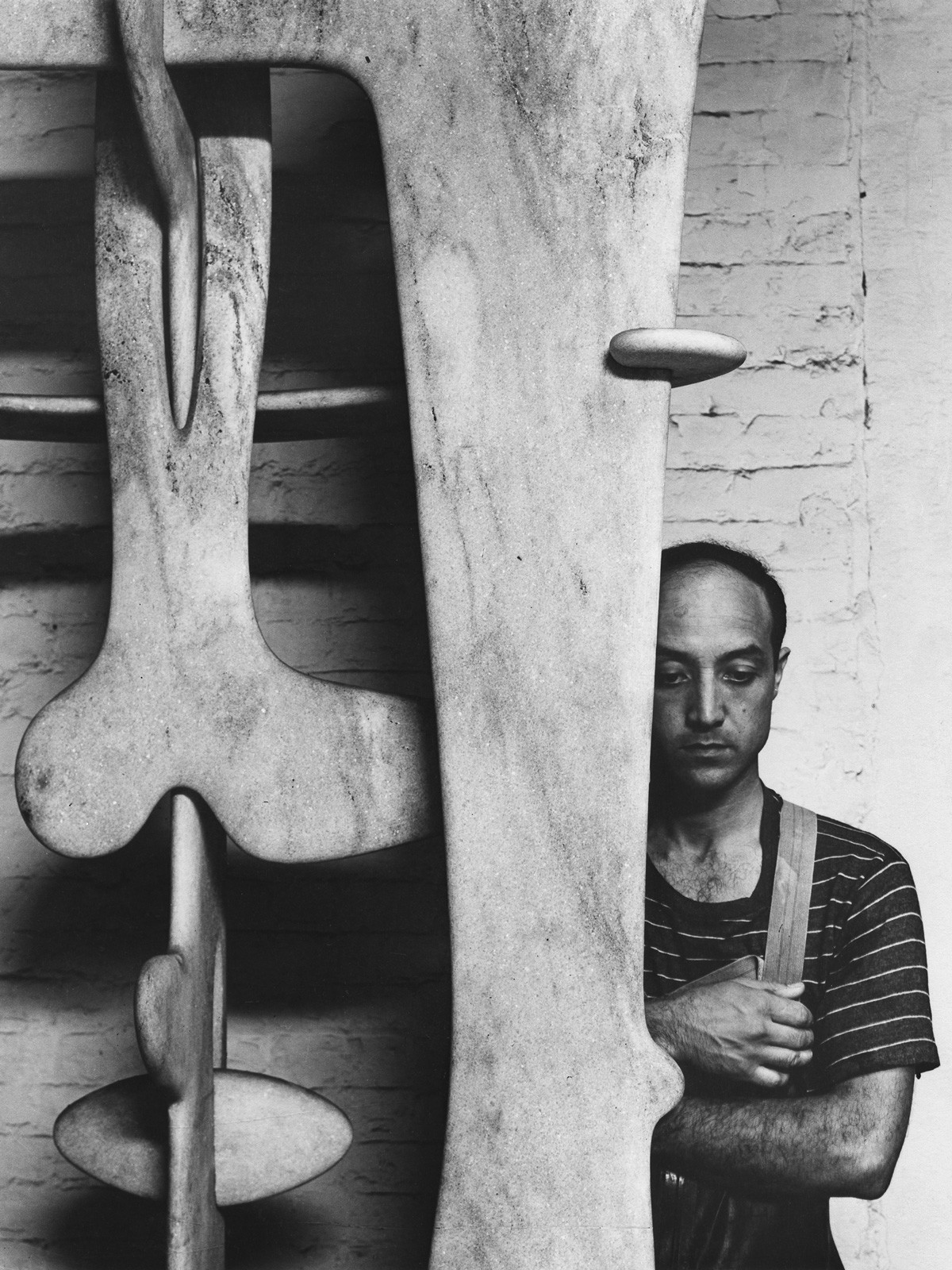 Isamu Noguchi com Escultura Intertravada 1947